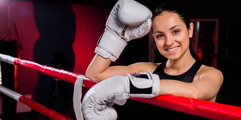 Mulher usando uma Luva de Boxe