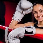 Mulher usando uma Luva de Boxe