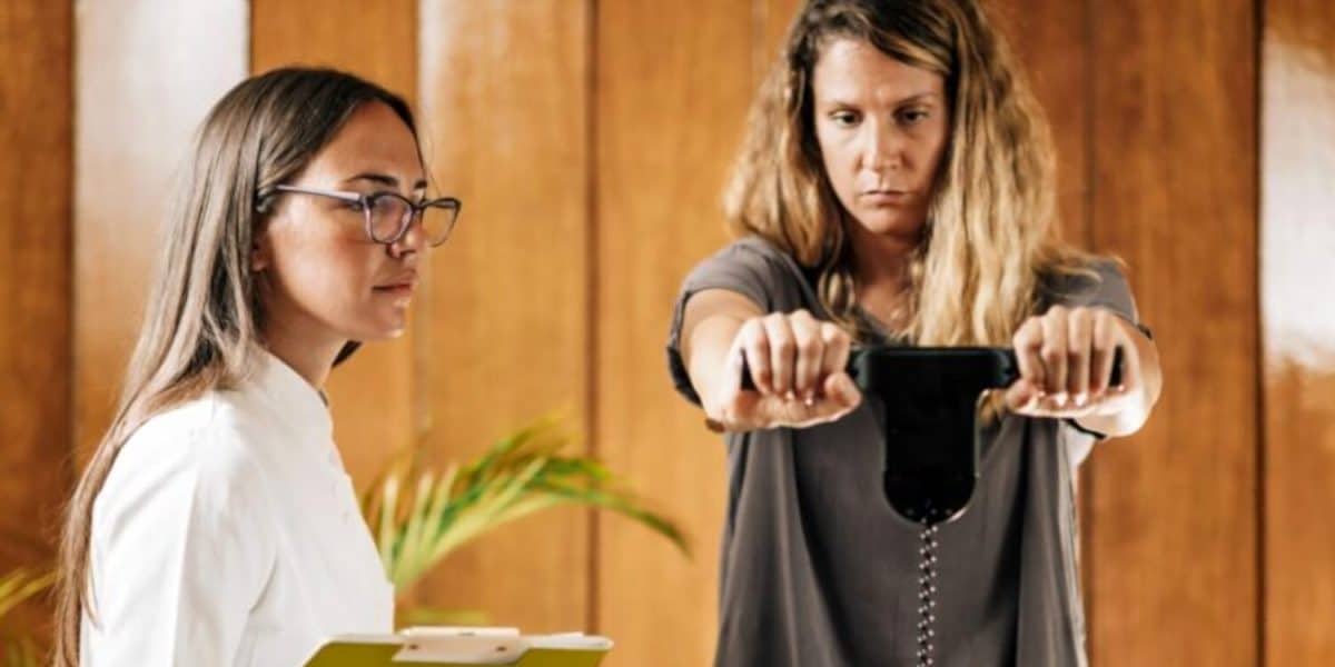 Balanças com eletrodos nas mãos costumam ser as mais precisas.